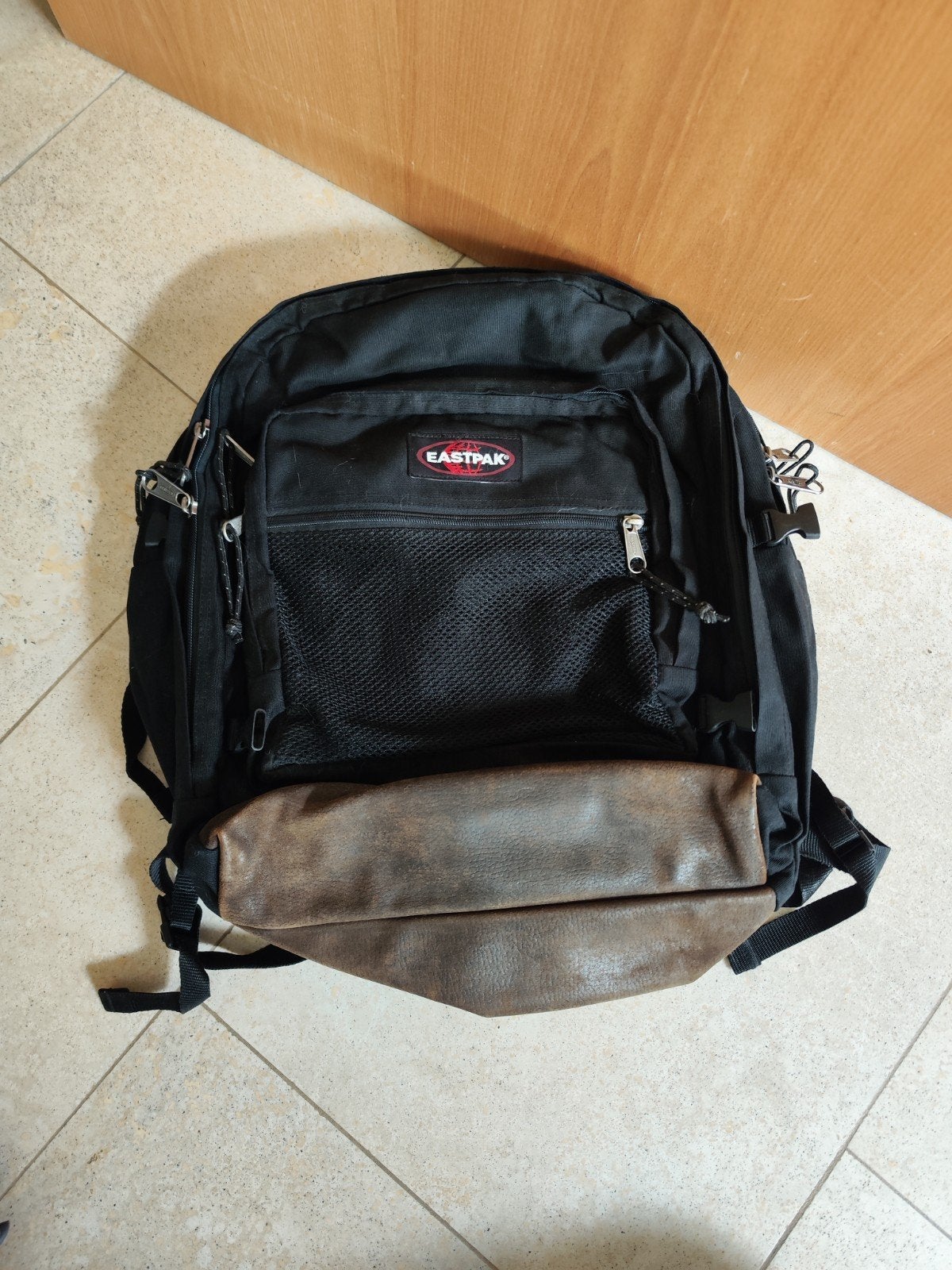 Kipling dubbele rugzak met leren onderkant, Ophalen