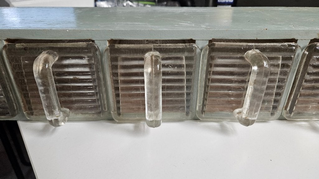 Antieke houten voorraadbak met glazen kommen (jaren '30/'40), Ophalen