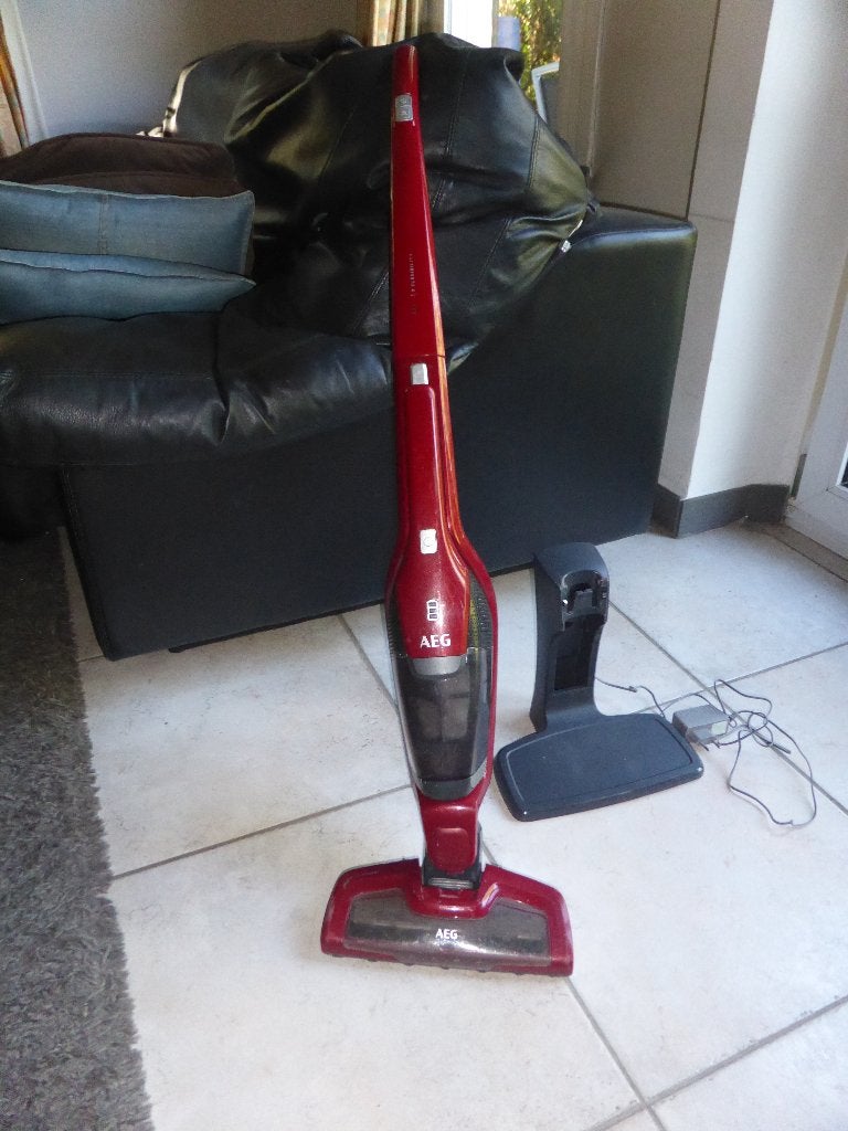 AEG CX7 draadloze steelstofzuiger met kruimeldief + lader, Ophalen, Gebruikt, Oplaadstation, AEG