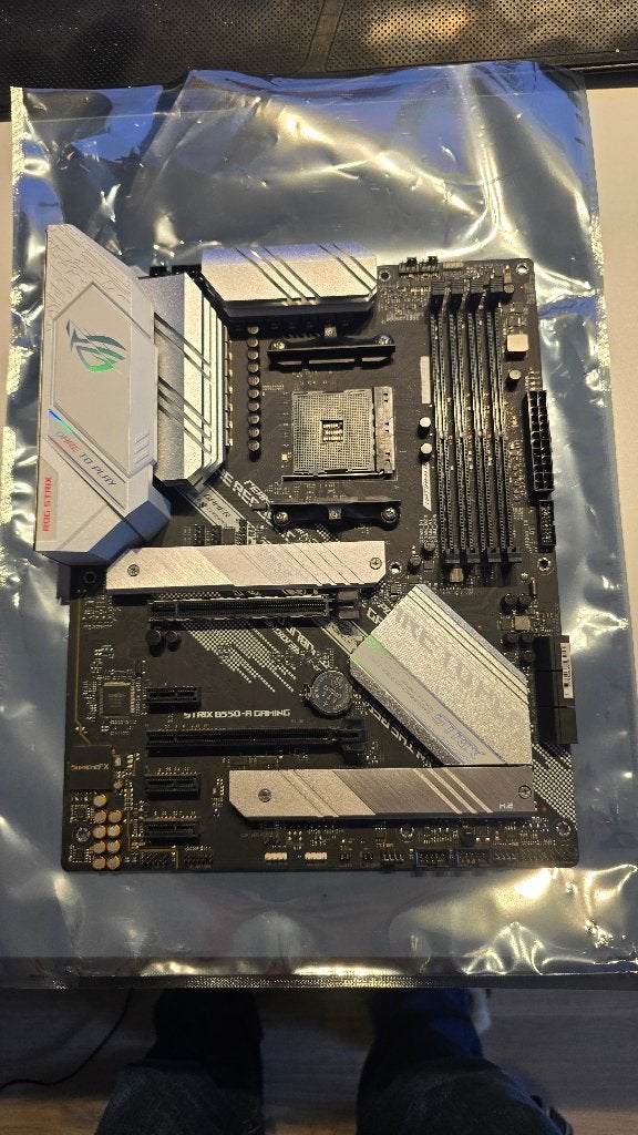ASUS ROG Strix B550-A Gaming, Computers en Software, Moederborden, DDR4, Ophalen of Verzenden, Zo goed als nieuw, Socket AM4