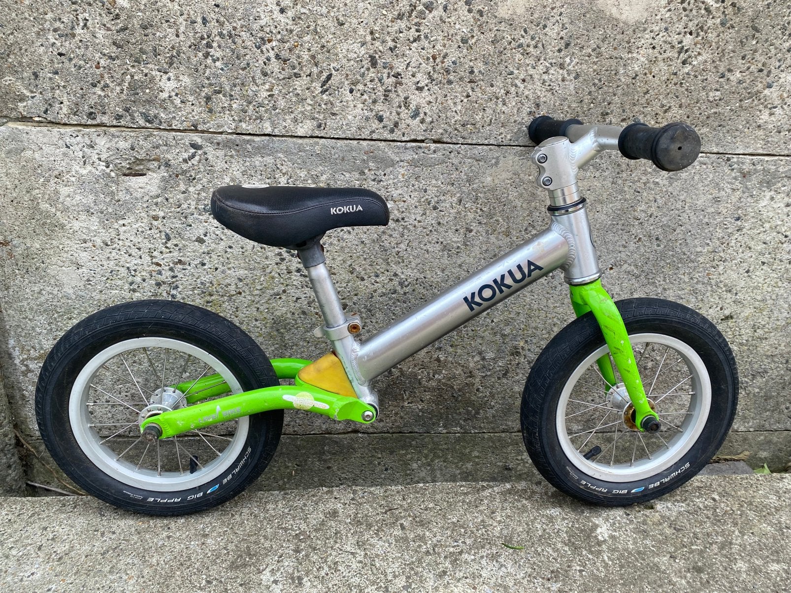 Kokua Jumper 12” loopfiets, Kinderen en Baby's, Speelgoed | Buiten | Voertuigen en Loopfietsen, Ophalen, Gebruikt, Loopfiets