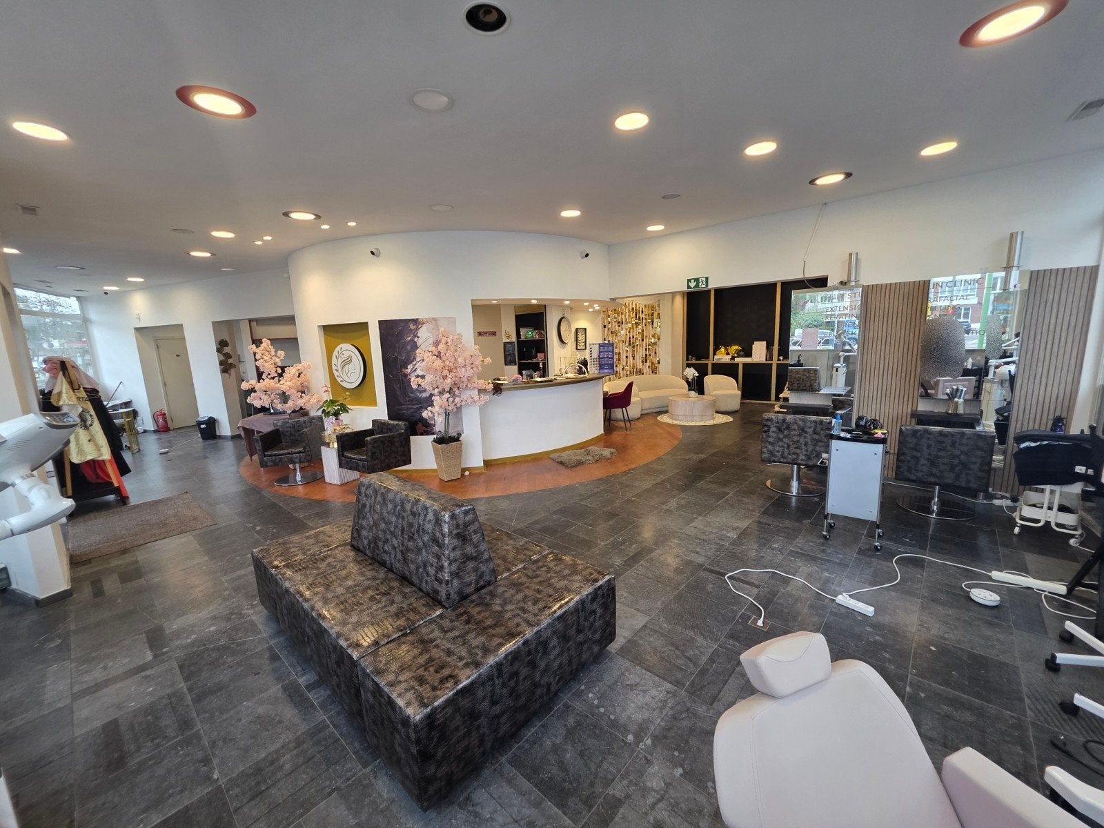 INSTAPKLAAR KAPSALON/ SCHOONHEIDSSALON TER OVERNAME – ANTW