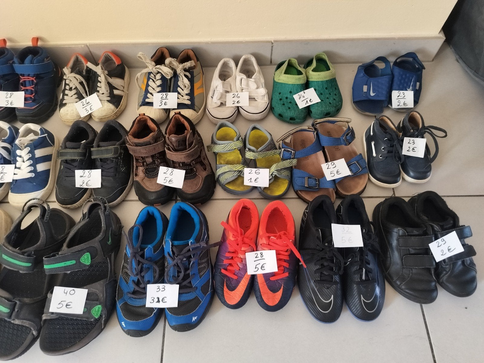 diverses chaussures pour enfants, Enlèvement
