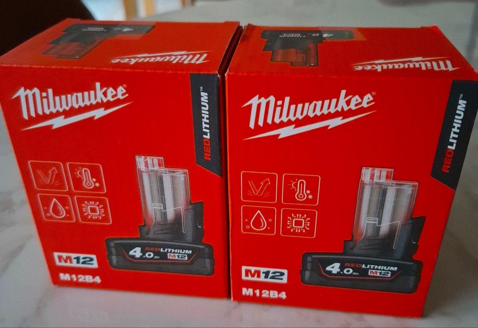 2 accu's 4 AH , Milwaukee,  NIEUW!, Doe-het-zelf en Bouw, Ophalen, Nieuw