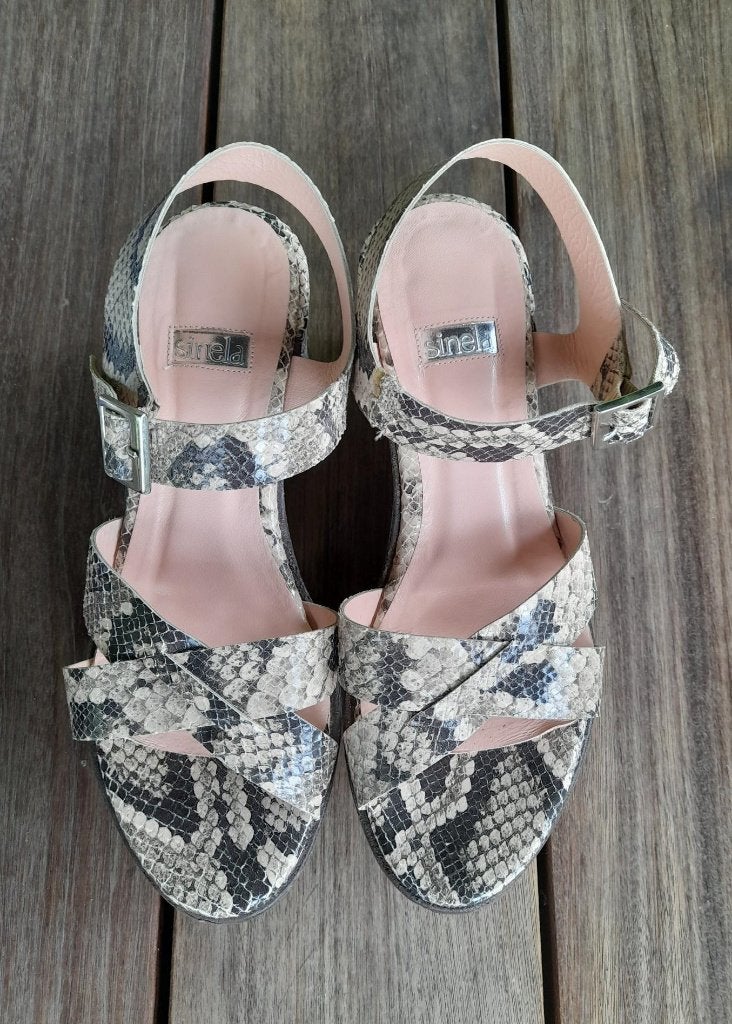 Open schoenen met sleehak – merk Sinela  – maat 38, Vêtements | Femmes, Chaussures, Gris, Enlèvement ou Envoi, Sinela, Chaussures à haut talons