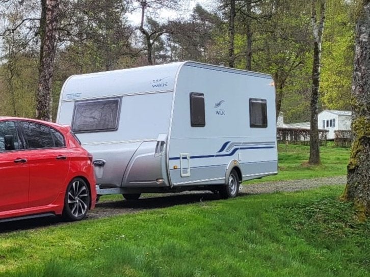 Wilk S3 Caravan zeer nette en complete caravan, Vast bed, Rondzit, Particulier, 4 tot 5 meter