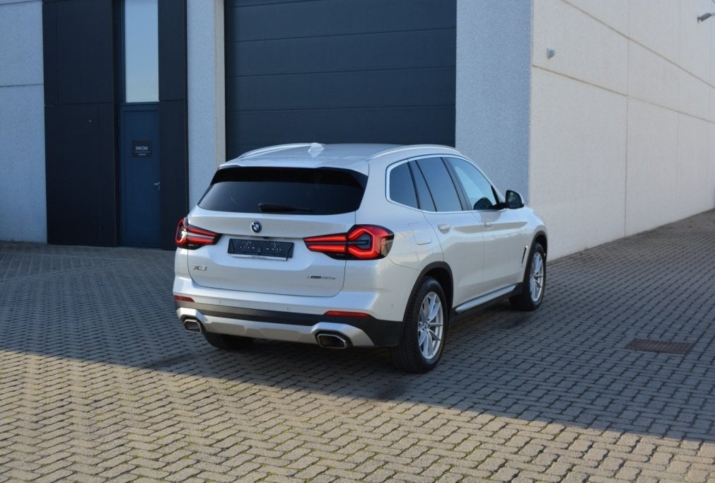 BMW X3 xDrive30e PHEV 292Pk Facelift Navi,Cam,Trekhaak, 2023, Auto's, Automaat, 4 cilinders, 2000 kg, Wit
