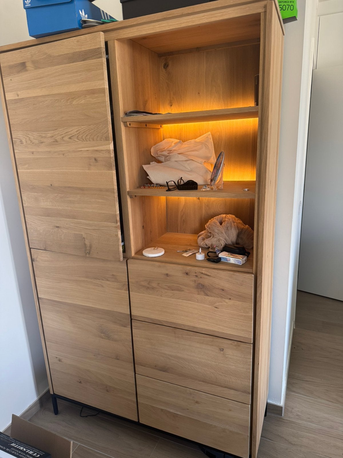Houten kast met licht van weba, Ophalen, Zo goed als nieuw