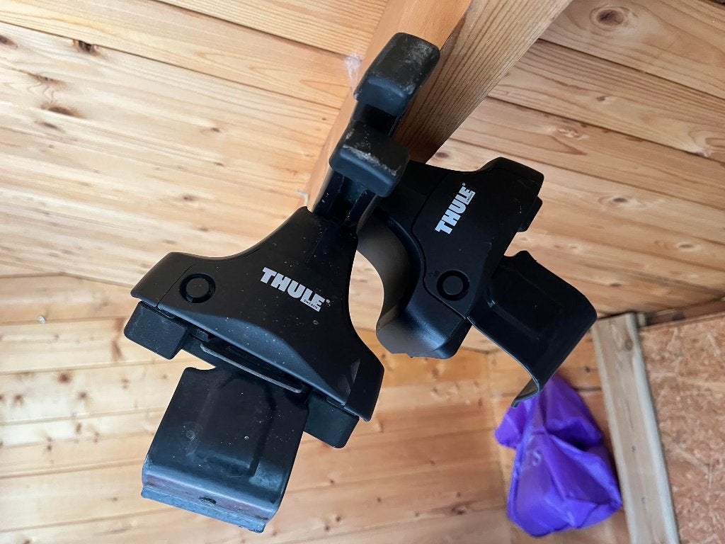 Barres de toit Thule avec pieds de fixation — kit complet, Autos : Pièces & Accessoires, Barres latérales, Enlèvement, Utilisé