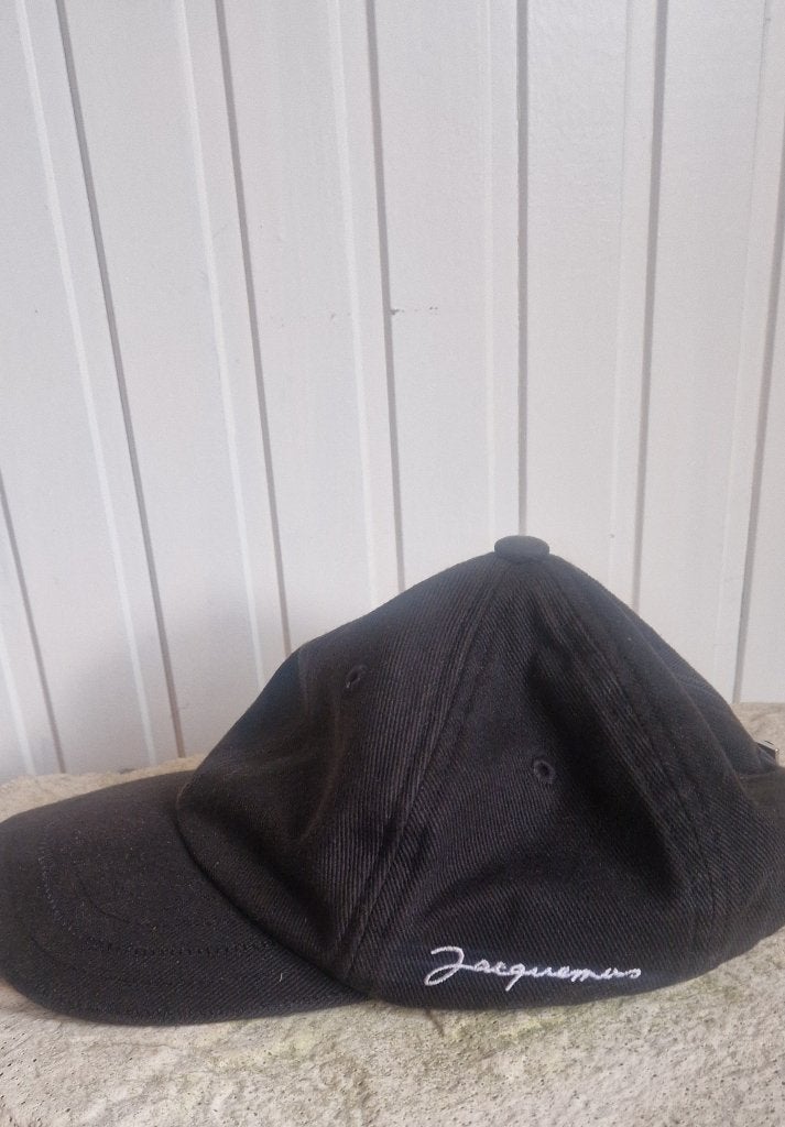 Zwarte, originele Jacquemus baseballpet met geborduurd logo., Vêtements | Hommes, Chapeaux & Casquettes, Comme neuf, Casquette