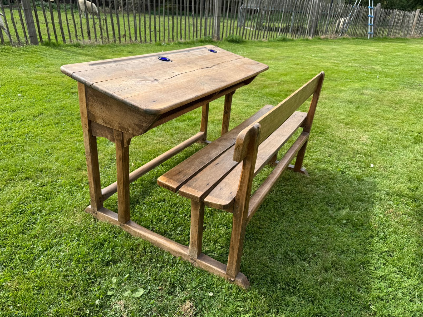 AUTHENTIQUE ANCIEN PUPITRE BANC D’ÉCOLIER DOUBLE BOIS MASSIF, Autres marques, Bureau d'écolier, Enlèvement, 75 cm