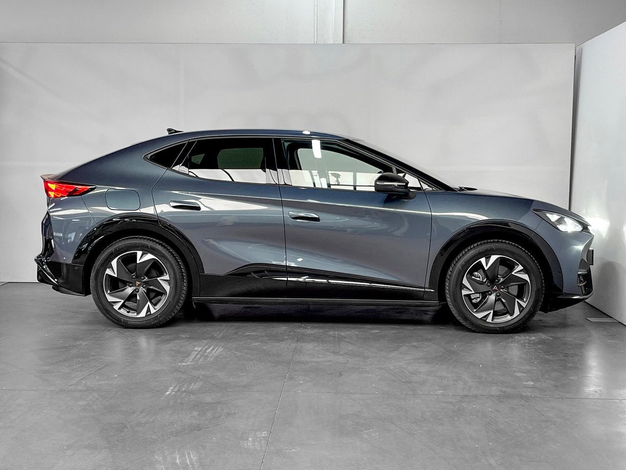 Cupra Tavascan 77 kWh 285pk / Carplay / Keyless / Camera / A, Autos, Achat, Entreprise, Automatique, Ordinateur de bord