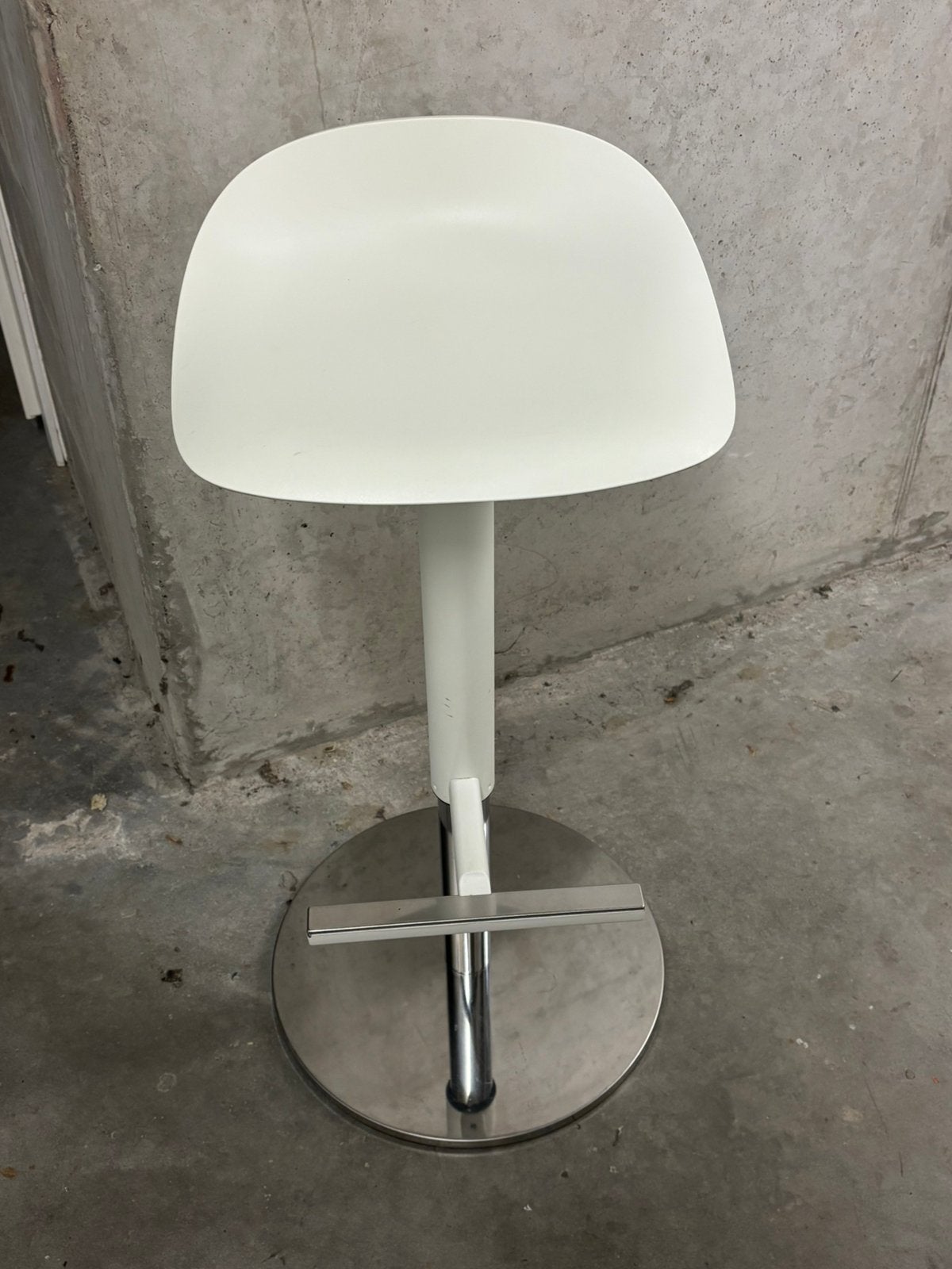 Tabouret de bar IKEA JANINGE blanc - Réglable en hauteur, Maison & Meubles, Tabourets de bar, Utilisé, 60 à 90 cm, Métal, 1 tabouret