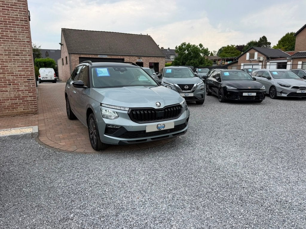 Skoda Kamiq 1.0 TSI 115PK DSG Selection + BLACK/PACK NIEUW, Auto's, Skoda, Automaat, Stof, Bedrijf, 5 zetels