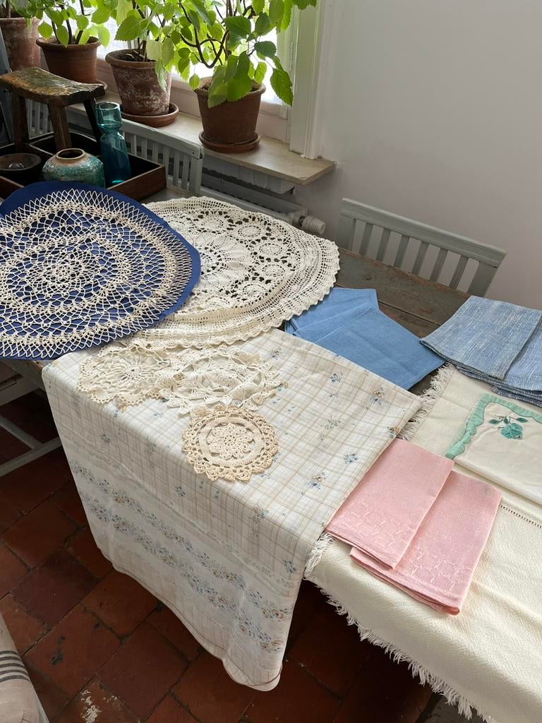 VINTAGE TAFELKLEED SERVETTEN KANT HAAKWERK LINNEN DAMAST, Huis en Inrichting, Tafelkleden, Gebruikt, Ophalen of Verzenden