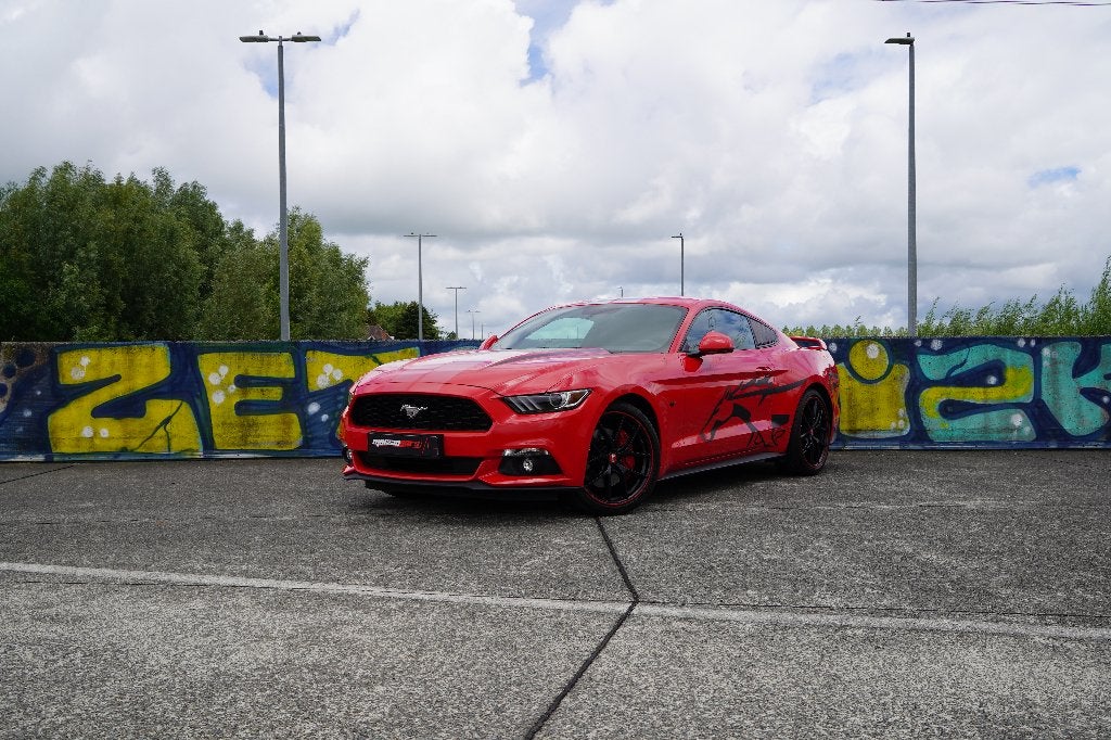 Prachtige Ford Mustang 2.3 Ecoboost Race Red ALS NIEUW!, Auto's, Achterwielaandrijving, Leder, Bedrijf, Handgeschakeld