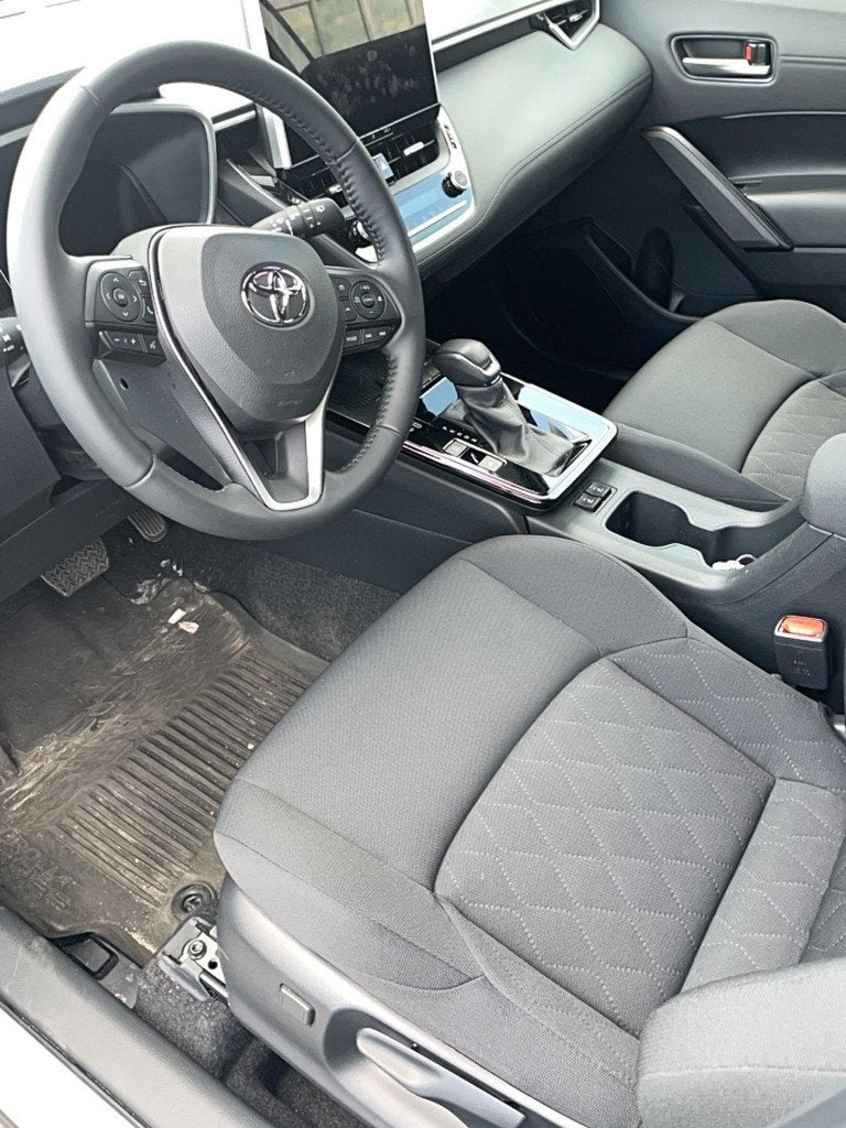 Toyota Corolla Cross 1.8 Hybrid Style | Achtertuitrijcamera, Auto's, Stof, Gebruikt, 750 kg, 4 cilinders