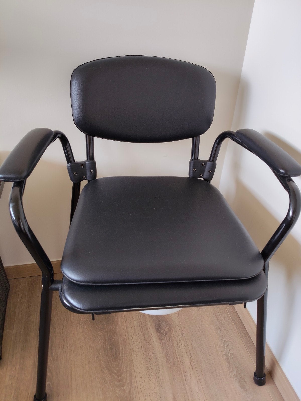 chaise de toilette noire, Enlèvement, Utilisé, Noir, Une