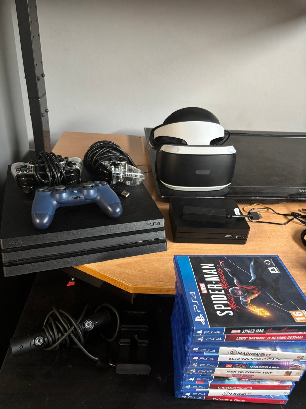 PS4 Pro 1 To + 3 manettes, jeux, set VR, caméra, Enlèvement, Comme neuf