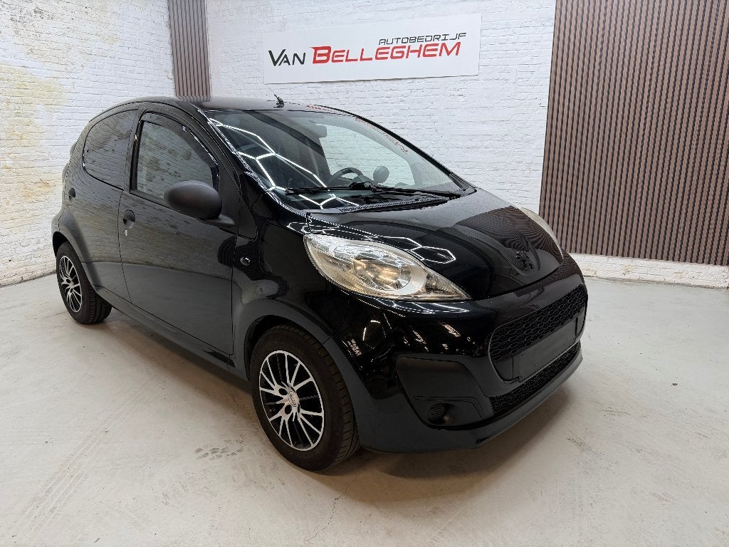 peugeot 107 1.0 benzine 2012 79.000km, Auto's, Peugeot, Voorwielaandrijving, Stof, Zwart, Zwart