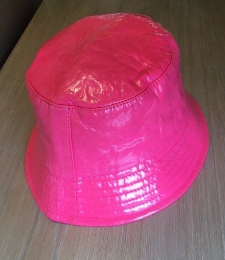 Chapeau de pluie rose vif / bucket hat - Neuf étiqueté, Enfants & Bébés, Vêtements enfant | Bonnets, Écharpes & Gants, Neuf, Fille