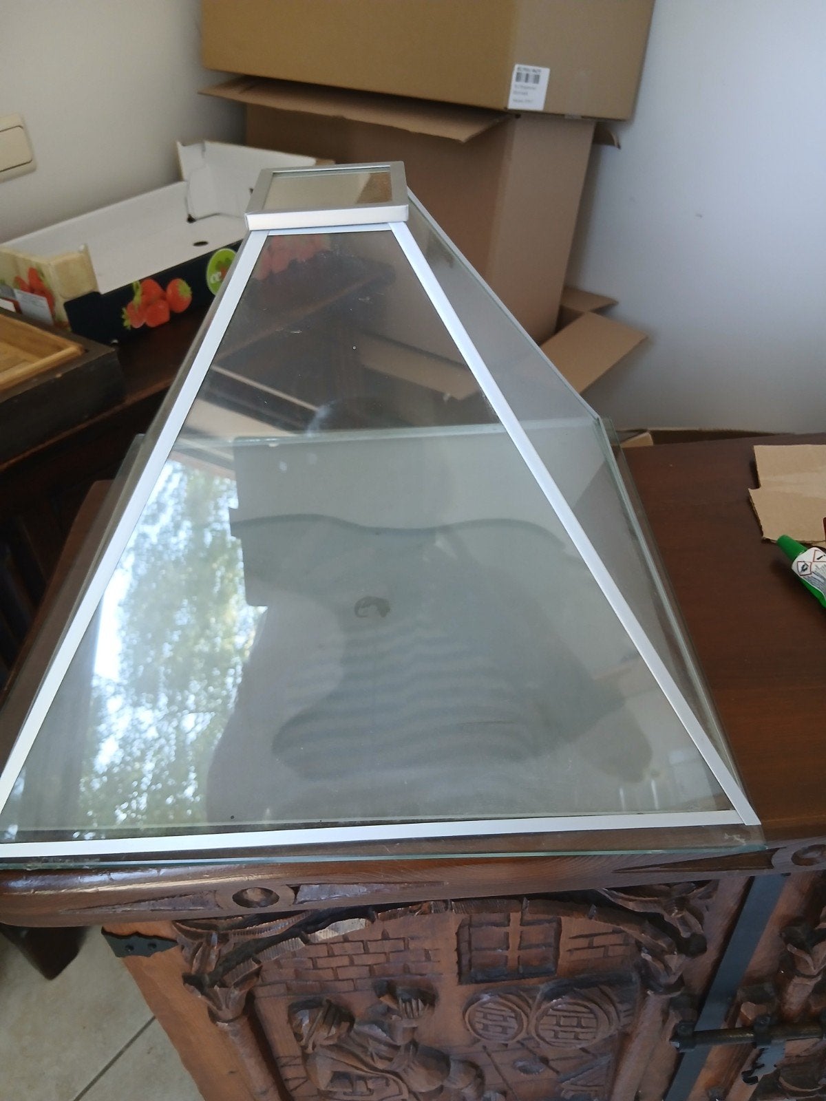 Glazen pyramide, Ophalen