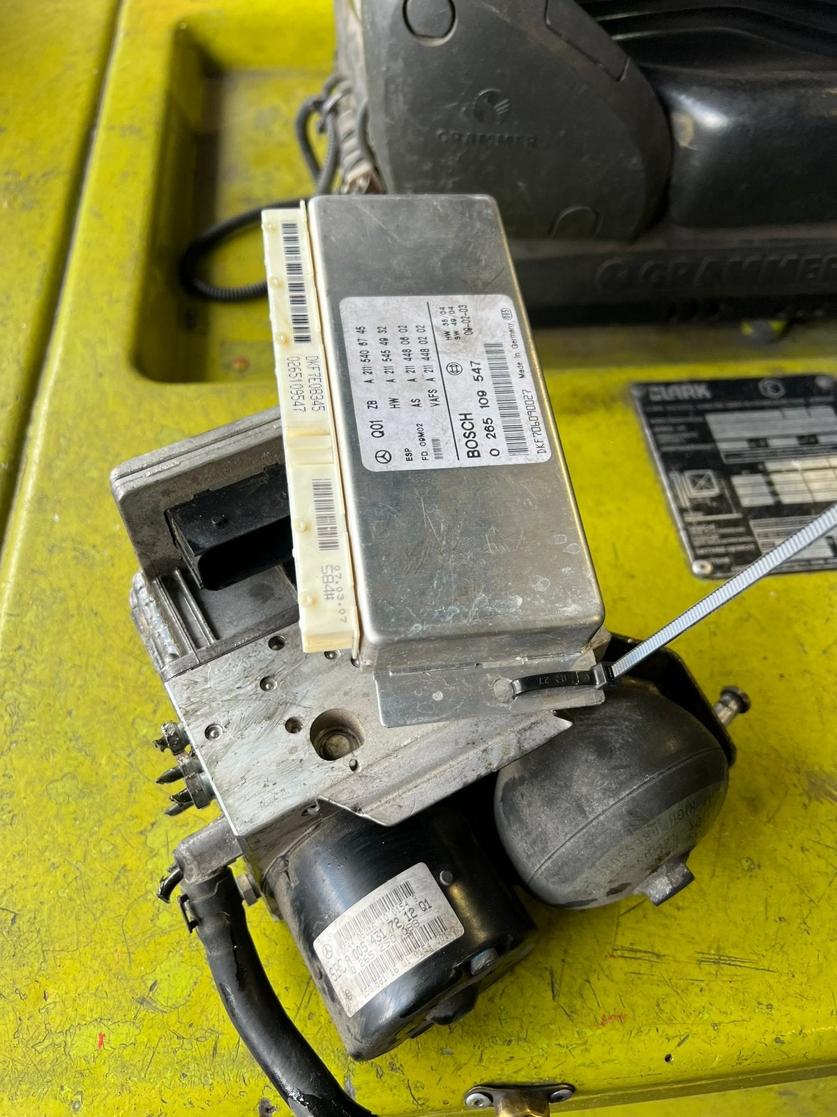 Mercedes w211 bloc ABS, Ophalen