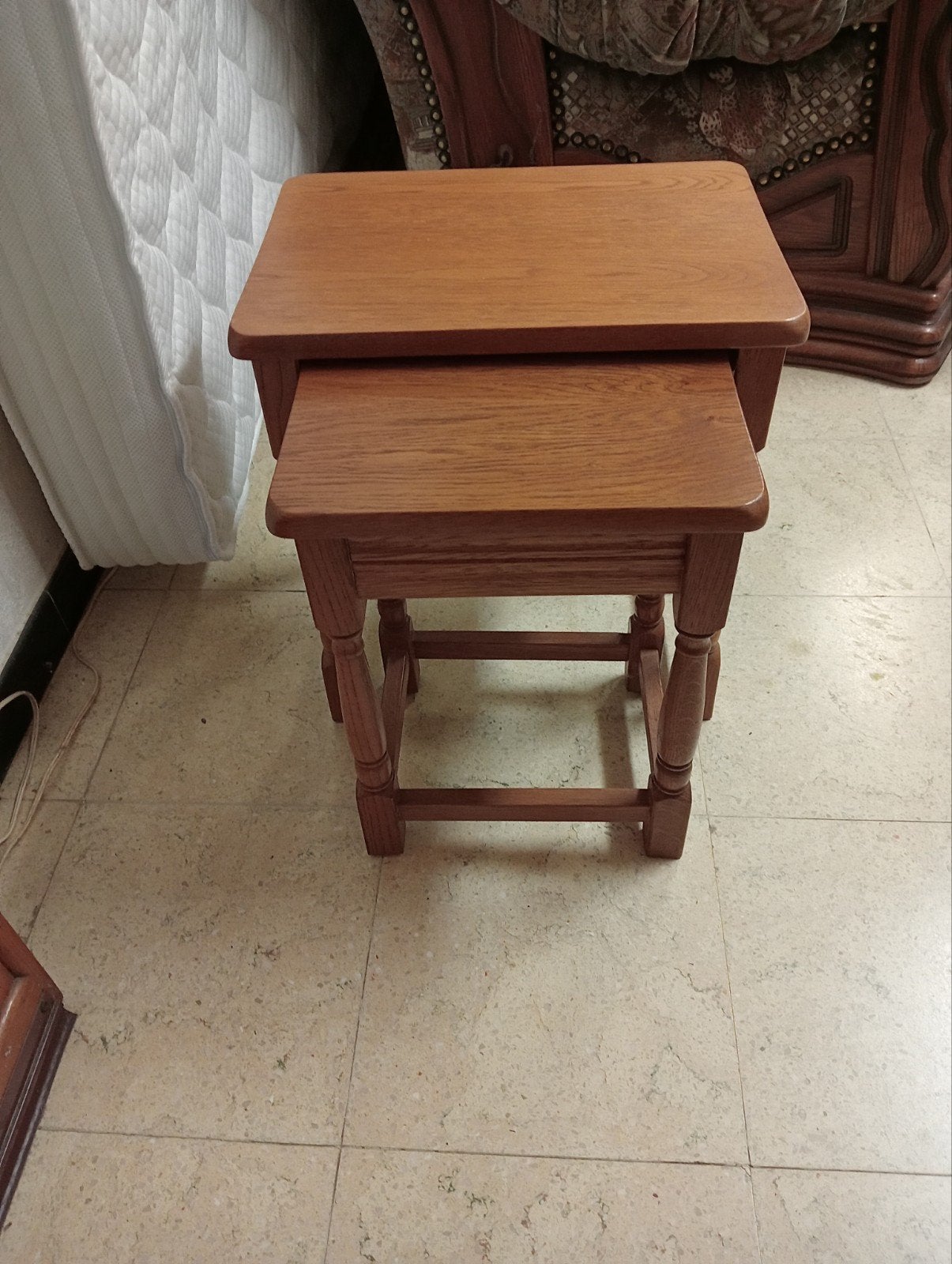 twee houten bijzettafels, Ophalen