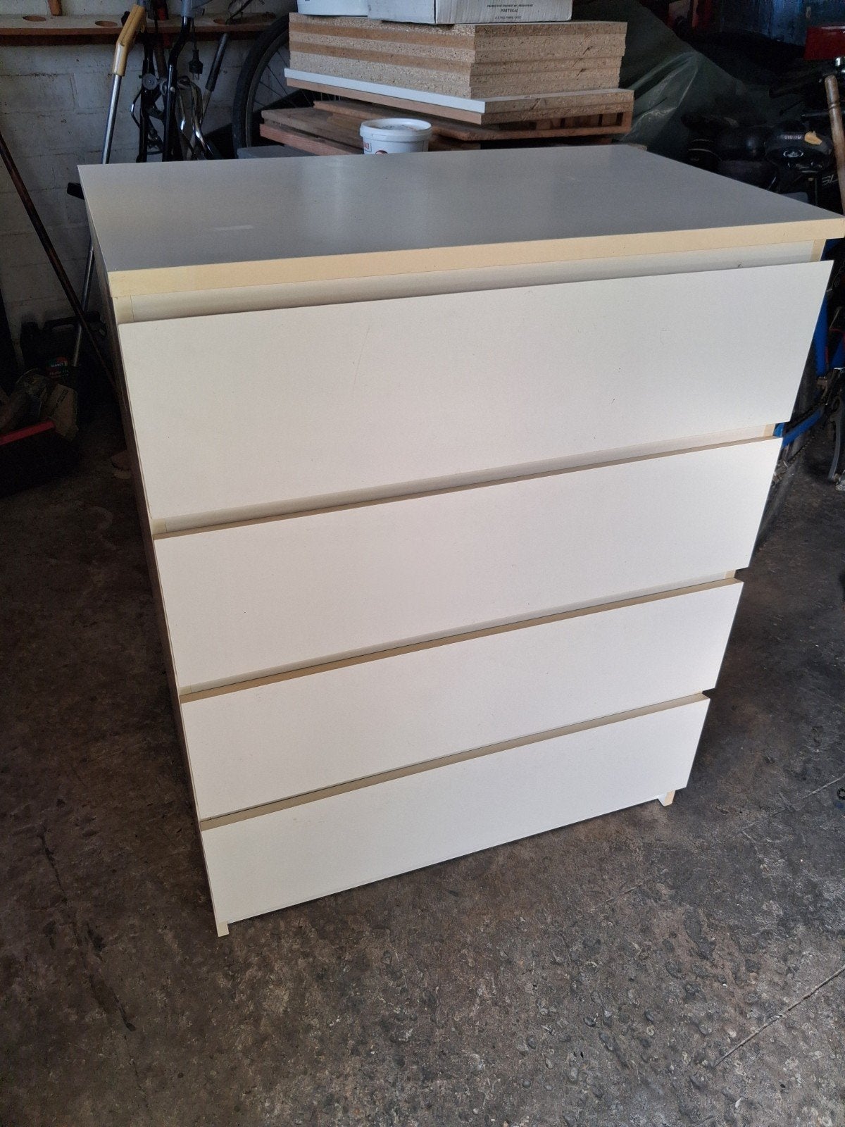 Moderne ladenkast, Ophalen