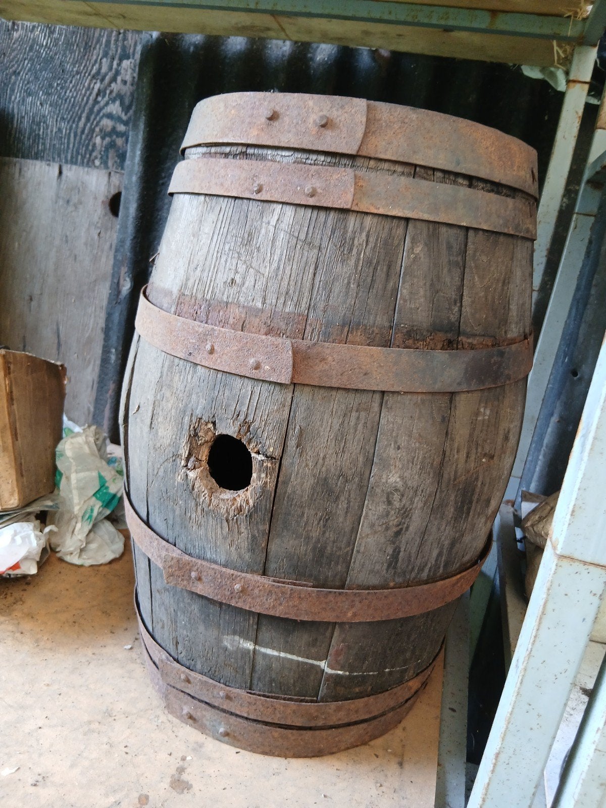 Houten vat en houten stamper, Ophalen