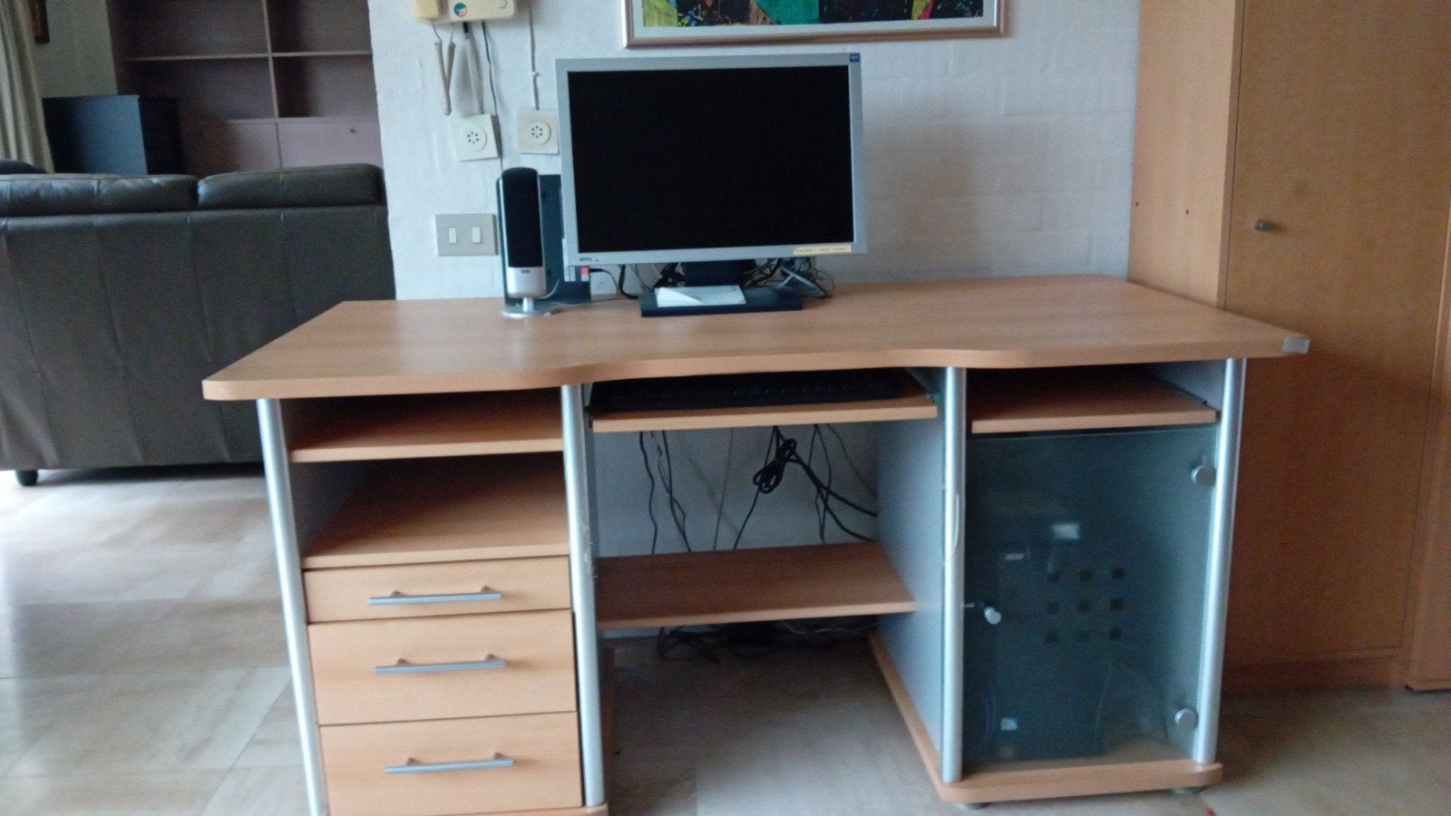 bureau  br.1m49 en diepte 74 cm  met uitschuiflade, Ophalen, Zo goed als nieuw, Beige, Hout