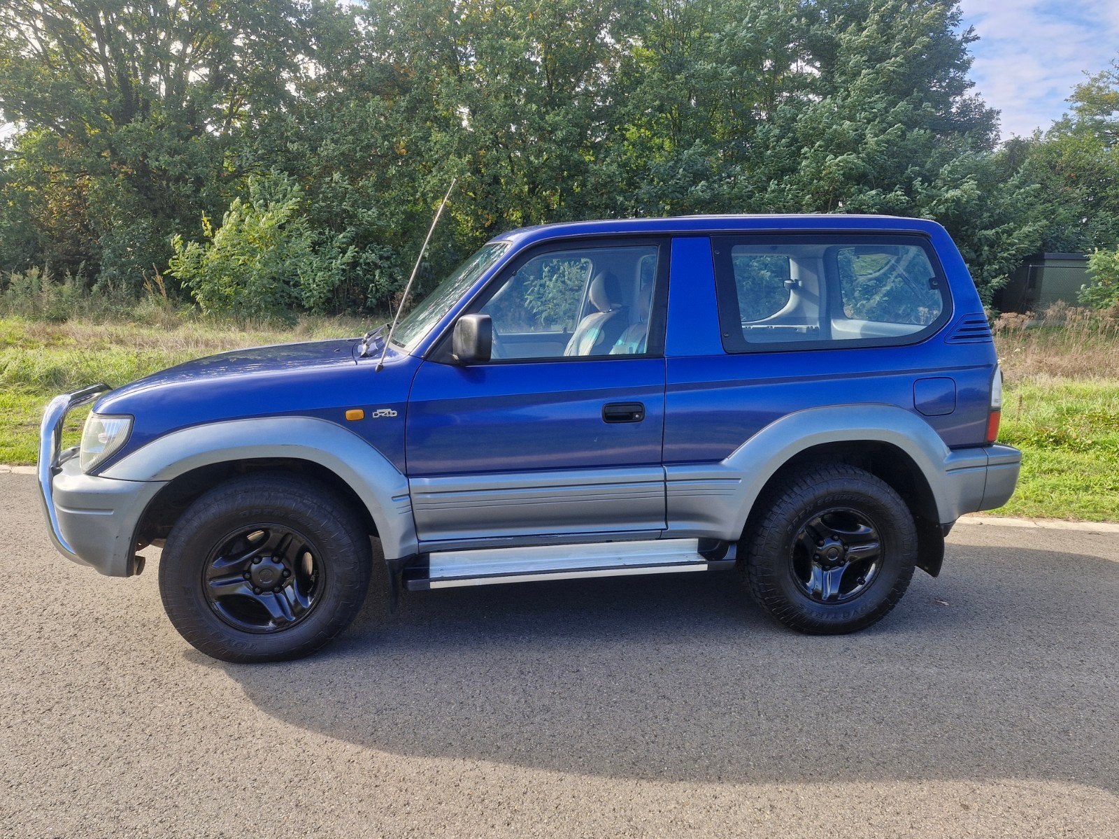 TOYOTA LANDCRUISER 3.0 D4D AIRCO 2001 LICHTEVRACHT 4WD, Auto's, 4 cilinders, Blauw, 2800 kg, Leder