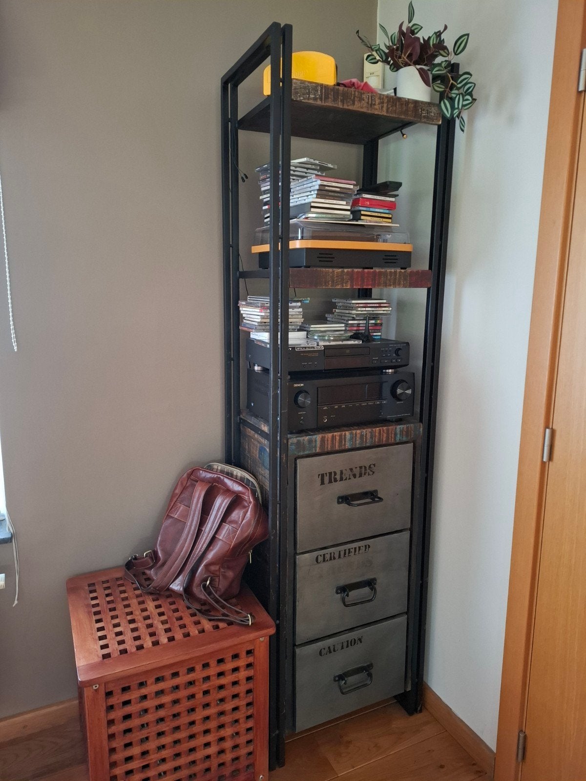 TV en boekenkast, Ophalen