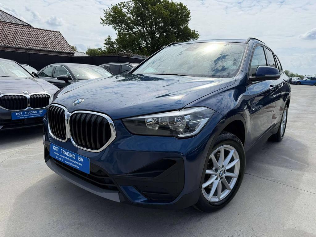 BMW X1 1.5i NAVIGATIE LEDER CAMERA HEAD-UP ZETELVERWARMING, Gebruikt, Leder, Bedrijf, 3 cilinders