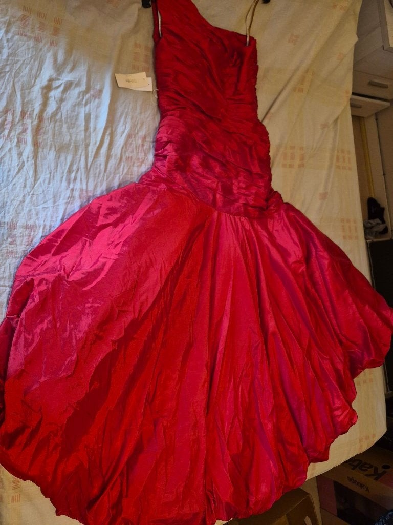 A vendre robe de mariée nouvelle, Vêtements | Femmes, Enlèvement, Neuf, Rouge, Robe de mariée