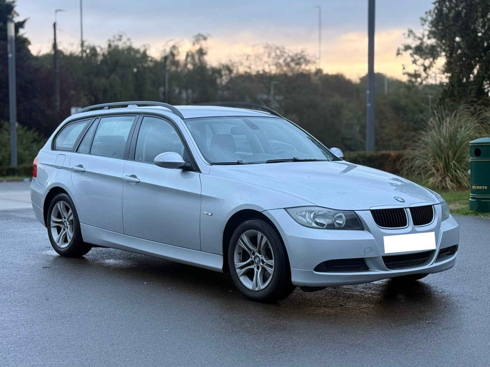 BMW 318i Touring Essence *BOITE AUTO*PRÊT À IMMATRICULÉ*, Autos, 100 kW, Argent ou Gris, Achat, Noir