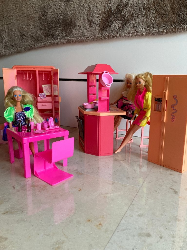 Barbie – Keuken – Frigo – Eettafel met stoelen - Kleerkast, Ophalen, Gebruikt, Barbie