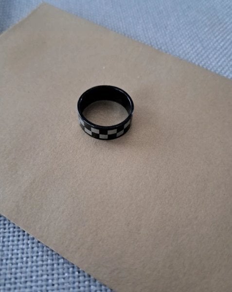 Zwart-zilver geruite ring, Bijoux, Sacs & Beauté, Bagues, Neuf, Enlèvement ou Envoi, 18 à 19, Femme ou Homme