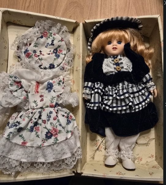 Poupée de collection en porcelaine avec boîte et tenue, Enlèvement ou Envoi, Comme neuf, Poupée