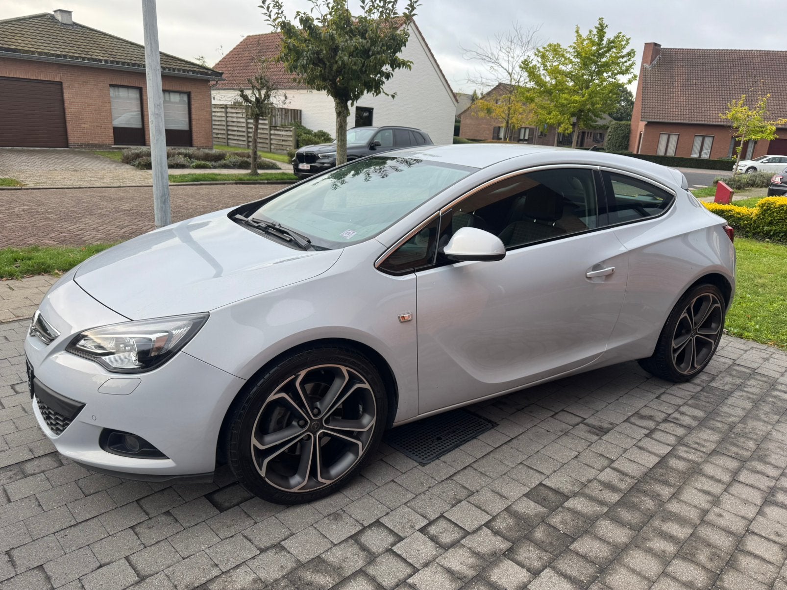 Opel Astra GTC 1.4 benzine, Auto's, Voorwielaandrijving, Zwart, Leder en Stof, Bedrijf