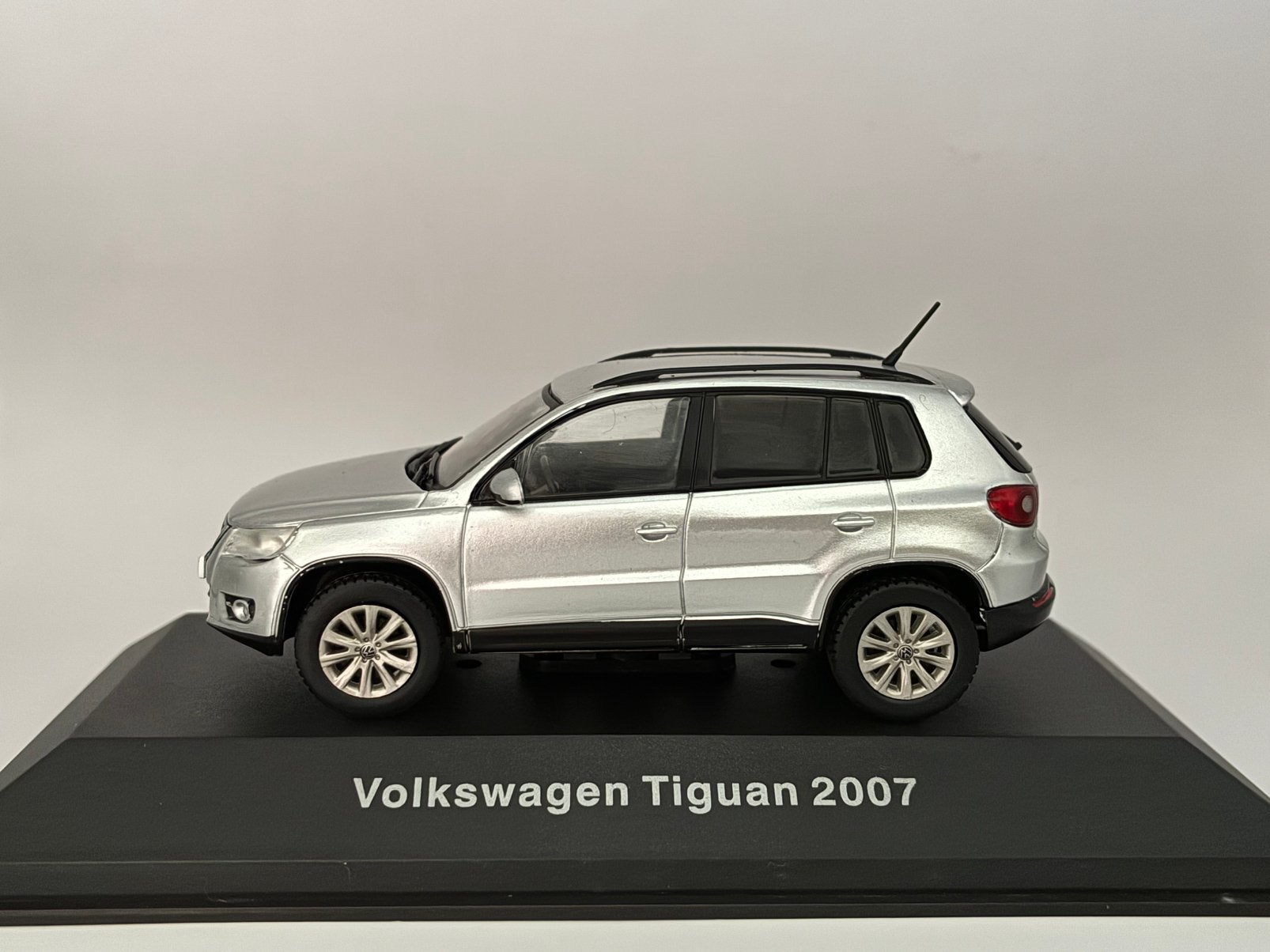 Volkswagen Tiguan MK1 (Type 5N) 2007 - Concessionnaire VW, Hobby & Loisirs créatifs, Voitures miniatures | 1:43, Envoi, Neuf, Voiture