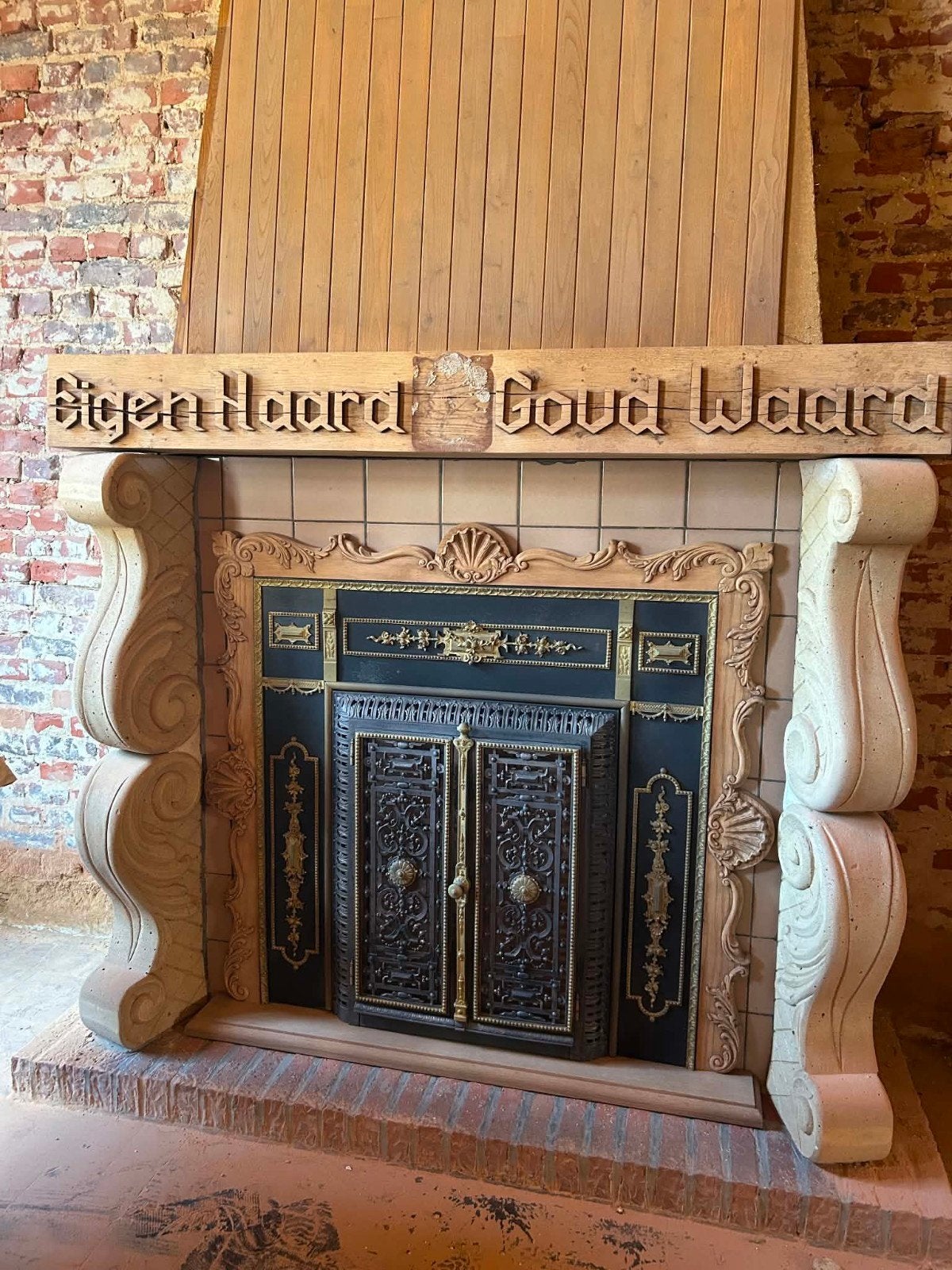 is een antieke, rijk gedecoreerde haardombouw met haarddeur, Antiek en Kunst, Ophalen