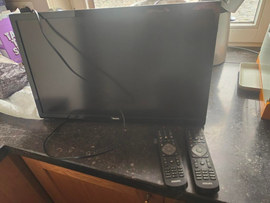 Gratis kleine tv met afstandbediening. Niet getest, Ophalen