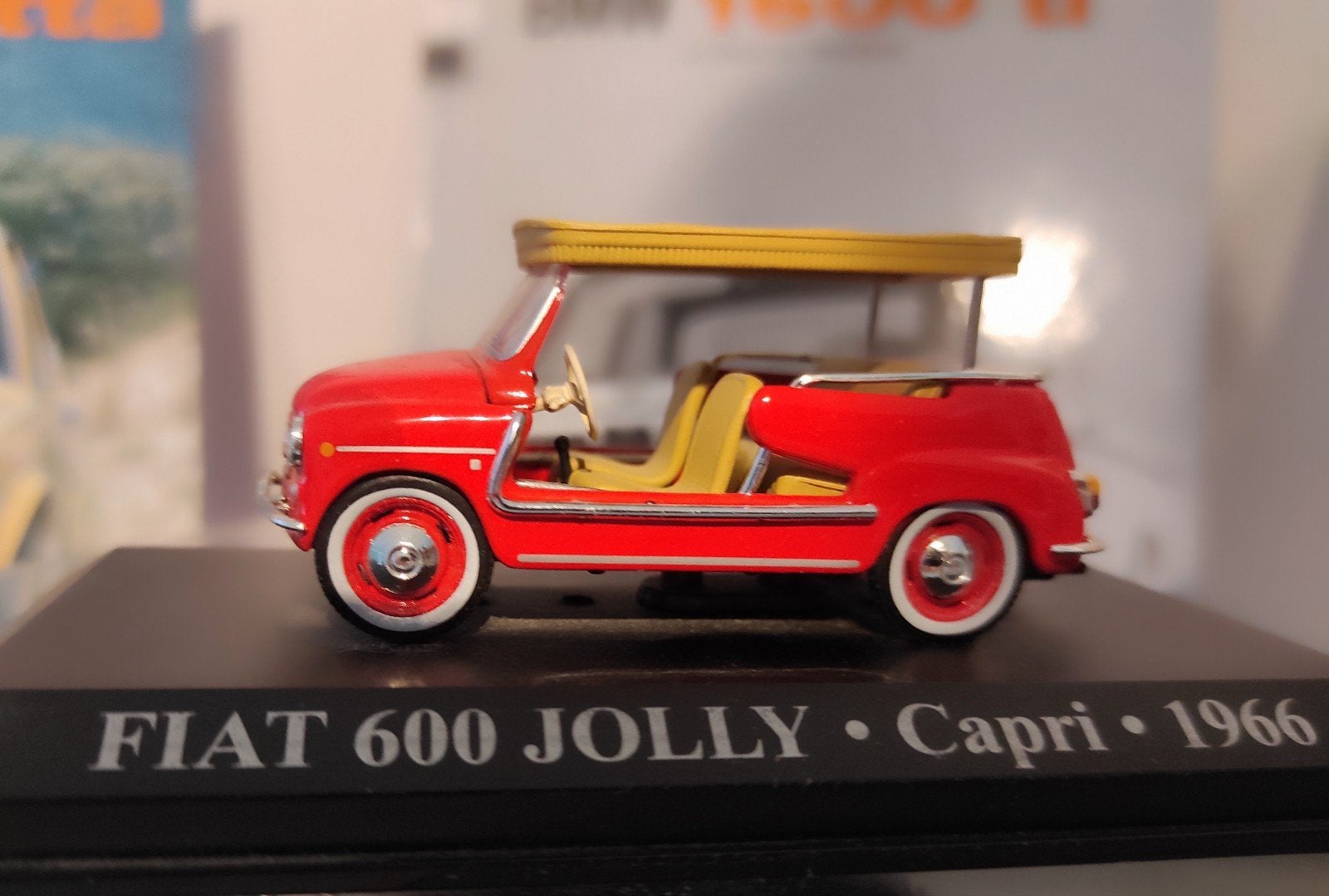 Fiat 600 Jolly Capri rouge 1966 1:43 en exposition, Hobby & Loisirs créatifs, Enlèvement ou Envoi
