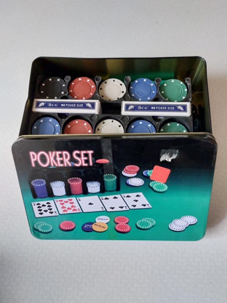 Poker set in blikken doos  Een deuk in de doos daarom, Hobby en Vrije tijd, Gezelschapsspellen | Kaartspellen, Ophalen, Gebruikt