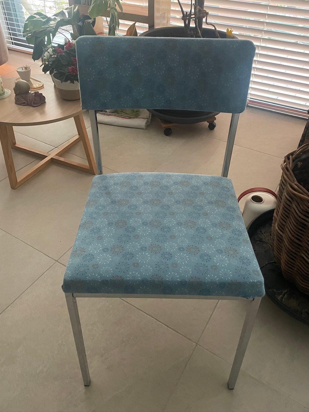 Table ronde blanche avec quatre chaises, Maison & Meubles, Enlèvement, Comme neuf, Casual, 4 à 6 chaises