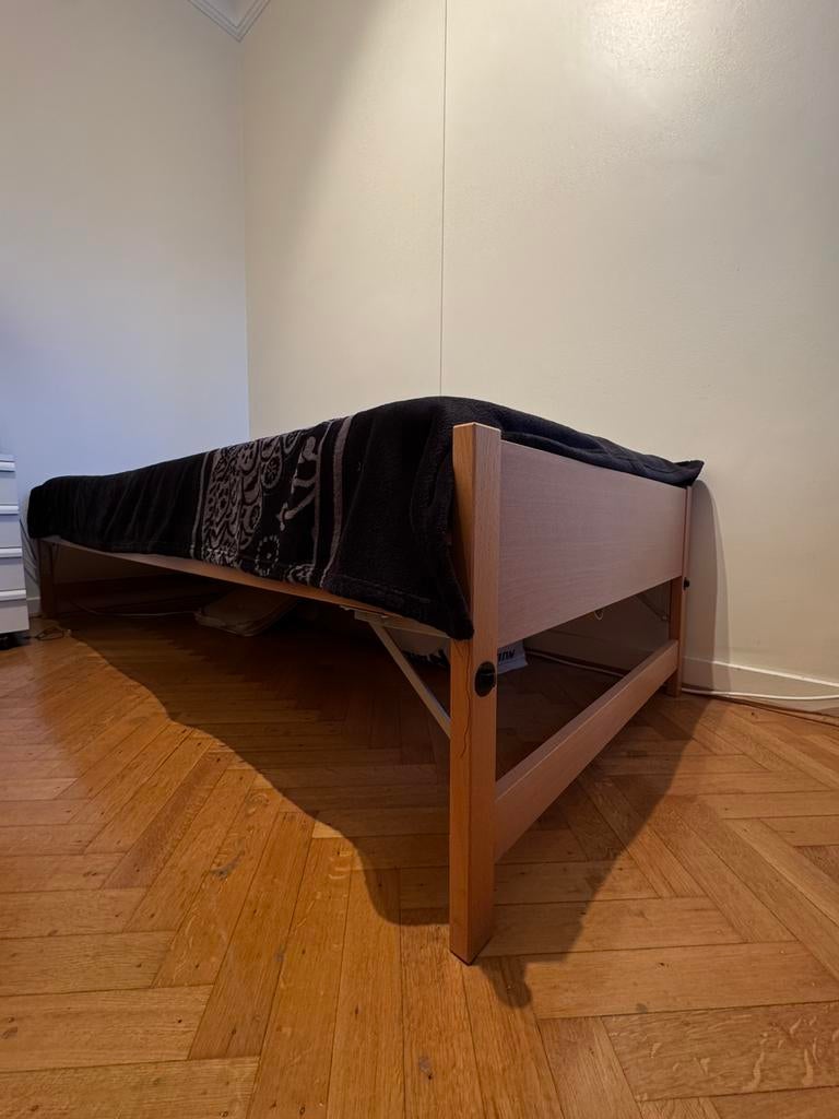 2 lits simples avec matelas / 2 eenpersoonsbedden met matras, Ophalen, Zo goed als nieuw, Hout