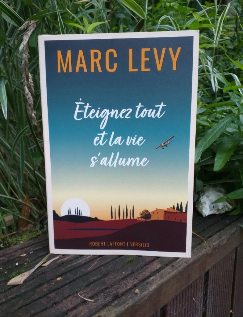 Eteignez tout et la vie s'allume - Marc Levy - Grand Format, Ophalen of Verzenden, Zo goed als nieuw, Marc Levy