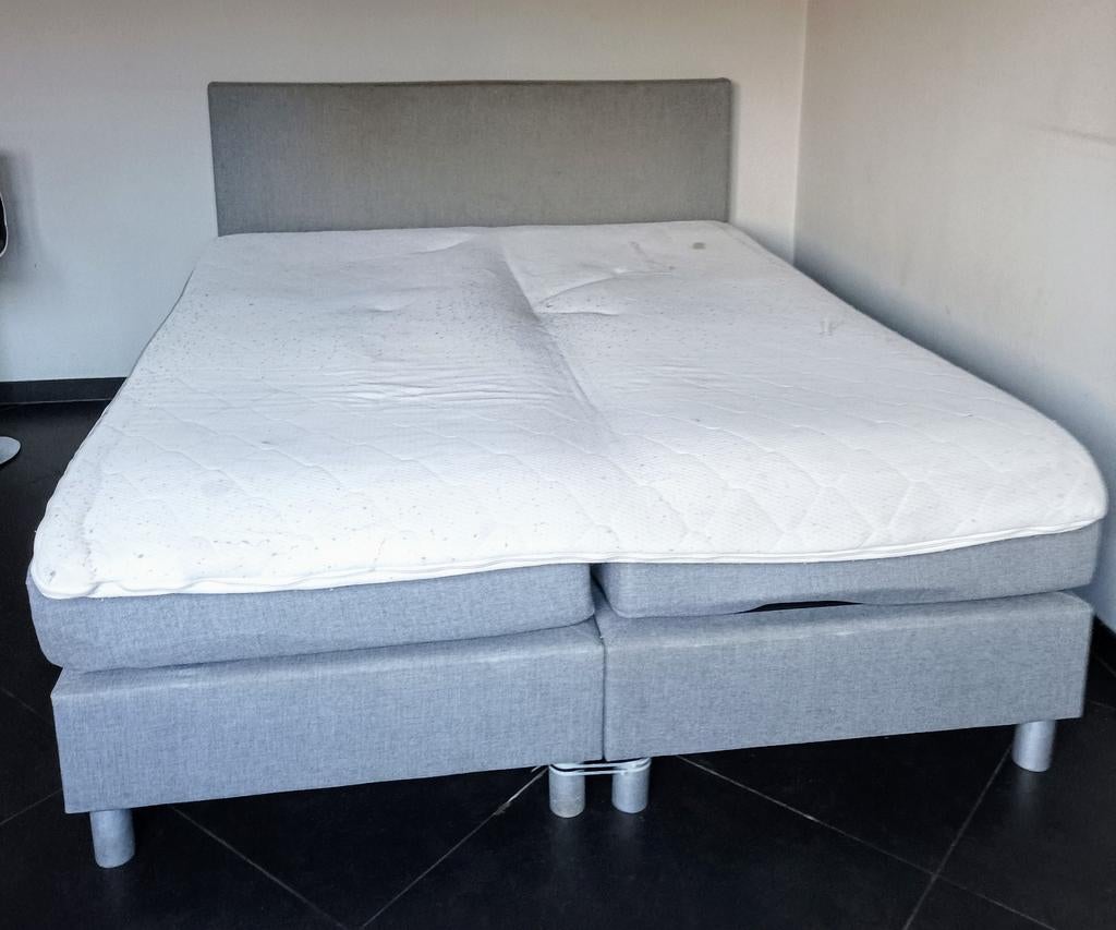 Sommier gris clair avec paroi arrière et matelas double, Enlèvement, Comme neuf