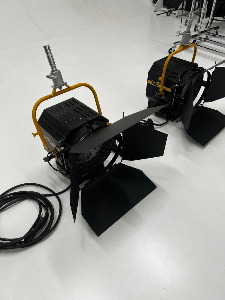 2 x Desisti 2kW fresnel + dimmer en reservelampen, Ophalen, Gebruikt